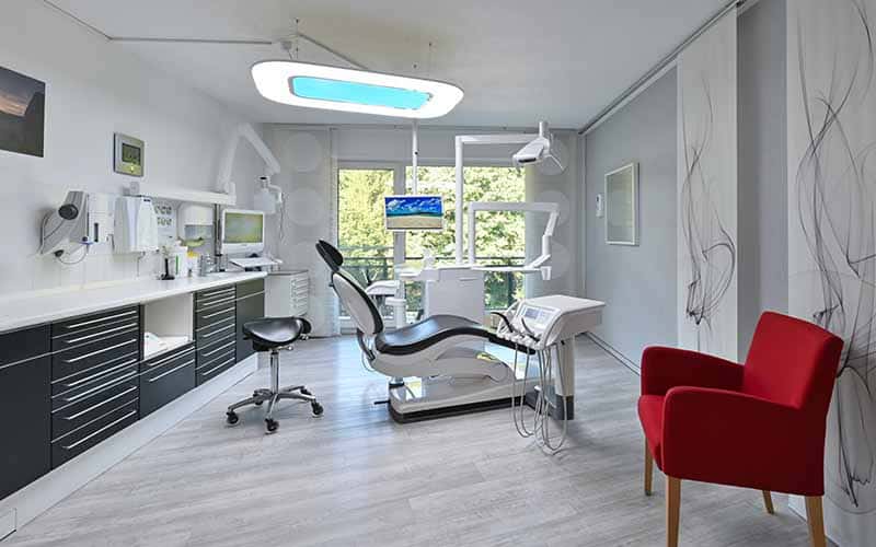 Behandlungszimmer der Zahnarztpraxis Wollschlaeger